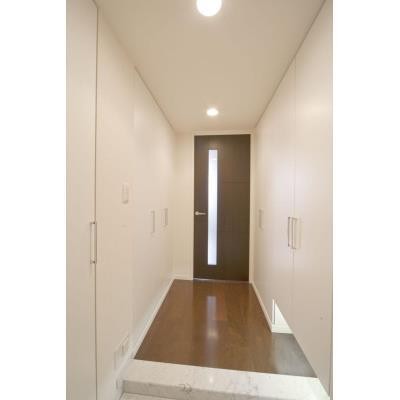 ※写真は同タイプ住戸です。(玄関)
