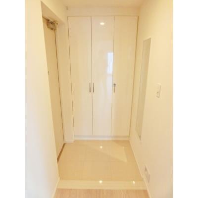 ※写真は同タイプ住戸です。(玄関)