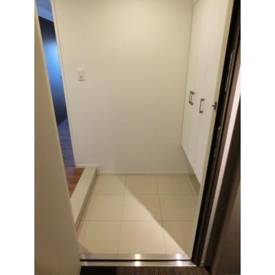 ※写真は同タイプ住戸です。(玄関)