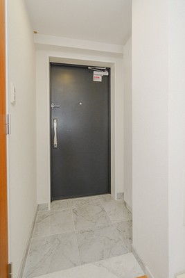 ※写真は同タイプ住戸です。(玄関)