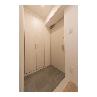 ※写真は同タイプ住戸です。(玄関)