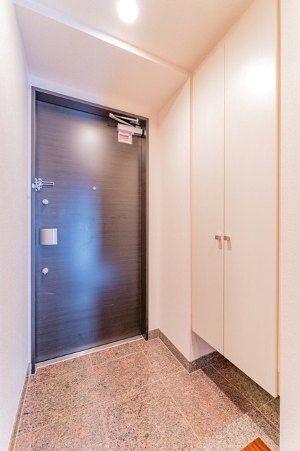 ※写真は同タイプ住戸です。(玄関)