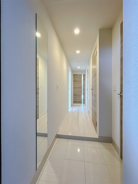 ※写真は同タイプ住戸です。(玄関)