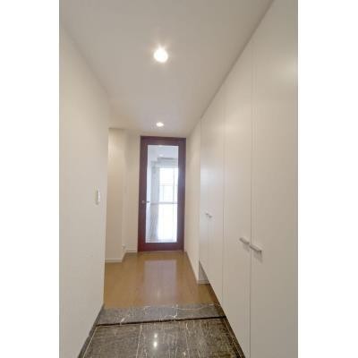 ※写真は同タイプ住戸です。(玄関)
