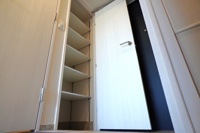 ※写真は同タイプ住戸です。(玄関)