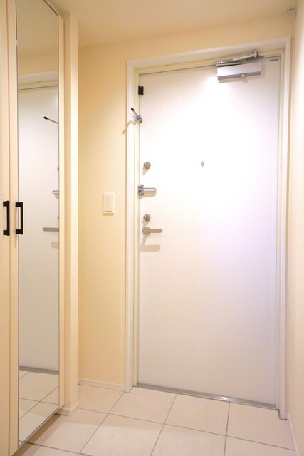※写真は同タイプ住戸です。(玄関)
