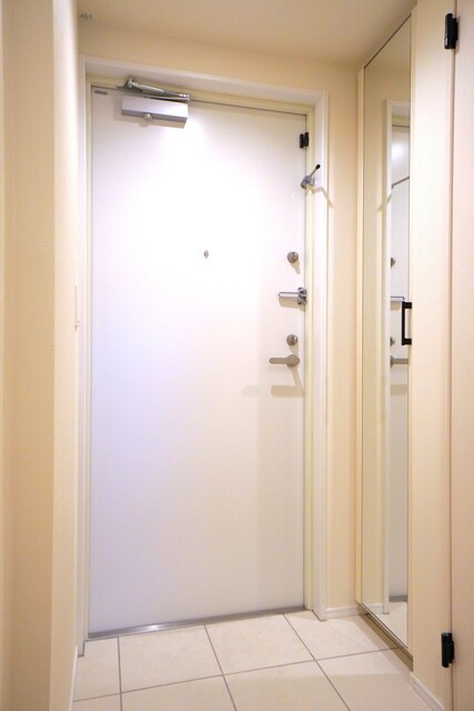 ※写真は同タイプ住戸です。(玄関)