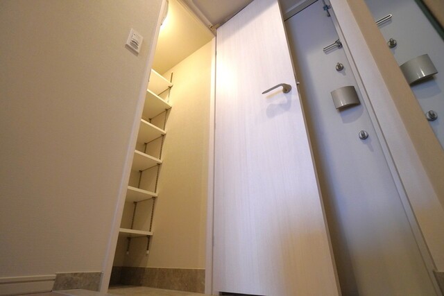 ※写真は同タイプ住戸です。(玄関)