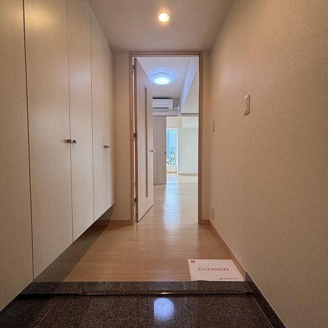 ※写真は同タイプ住戸です。(玄関)