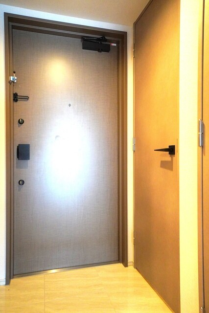 ※写真は同タイプ住戸です。(玄関)