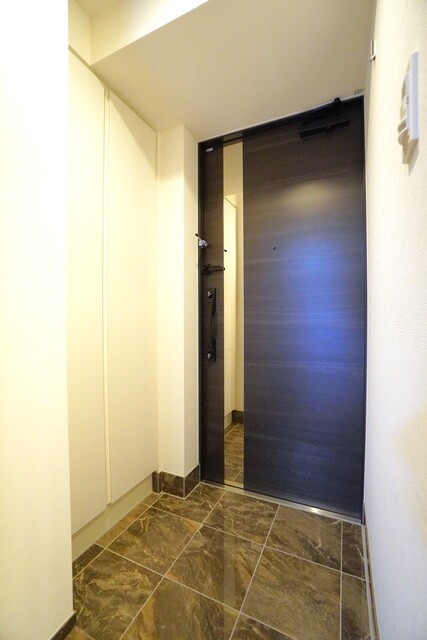 ※写真は同タイプ住戸です。(玄関)